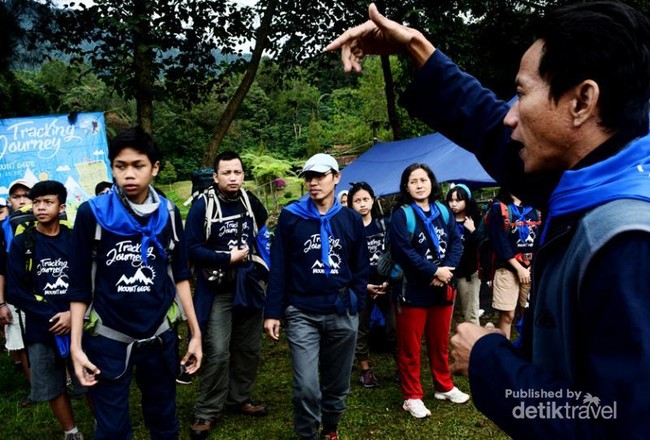 Ramai-ramai Berjuang Mendaki Gunung Gede