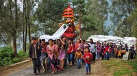 Arak-arakan boneka Petra menuju lokasi kremasi punden letter s.