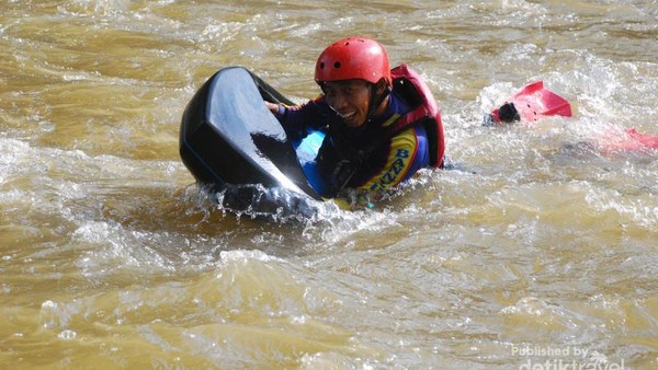 Riverboarding di Sungai Serayu, Jateng, Seru Banget!