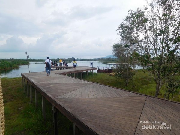 Sebenarnya Rumah Keong ini adalah sebuah dermaga dan berdiri diatas danau yang terbentuk dari kolam bekas galian tambang timah. Sebenarnya Rumah Keong ini adalah sebuah dermaga dan berdiri diatas danau yang terbentuk dari kolam bekas galian tambang timah.