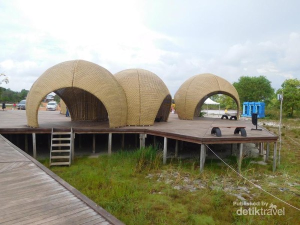 Rumah Keong ini juga disebut rumah rotan oleh pengunjung atau masyarakat setempat karena bahan baku membuat bangunan ini adalah rotan. Rumah Keong ini juga disebut rumah rotan oleh pengunjung atau masyarakat setempat karena bahan baku membuat bangunan ini adalah rotan.