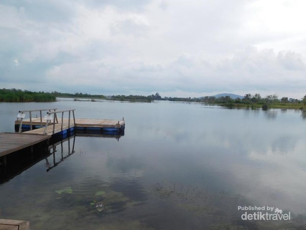 Biasanya pengunjung singgah kesini adalah untuk mengambil foto di tempat yang instagramable ini salah satunya dermaga yang menjorok ke danau ini. Biasanya pengunjung singgah kesini adalah untuk mengambil foto di tempat yang instagramable ini salah satunya dermaga yang menjorok ke danau ini.
