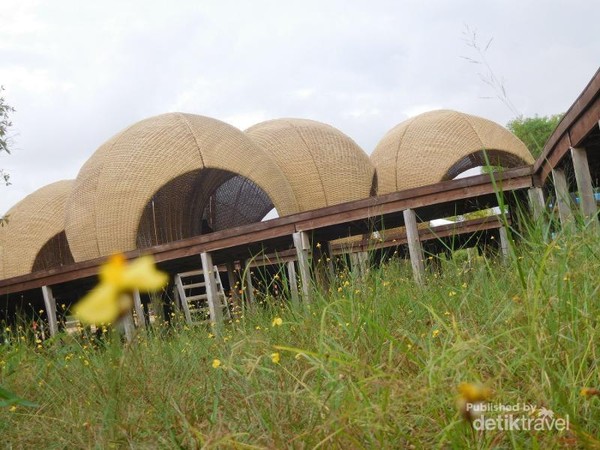 Rumah Keong dari pinggiran danau, perpaduan sempurna dari alam dan keunikan arsitektur membuat pengunjung betah berlama alam disini. Rumah Keong dari pinggiran danau, perpaduan sempurna dari alam dan keunikan arsitektur membuat pengunjung betah berlama alam disini.