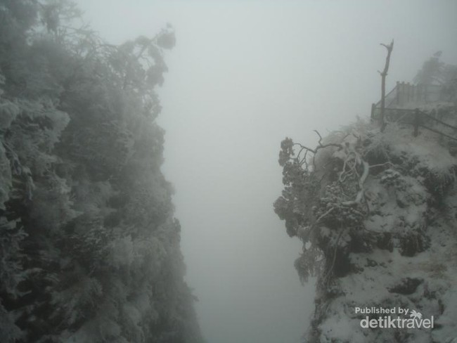 Saat Gunung yang Suci di China Tertutup Salju Saat Gunung yang Suci di China Tertutup Salju
