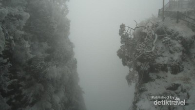 Saat Gunung yang Suci di China Tertutup Salju