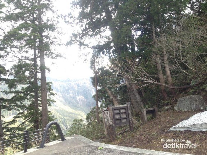 Salju di Sepanjang Perjalanan Menuju Tateyama, Jepang