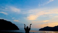 Di antara dua bukit di Pantai Sipelot