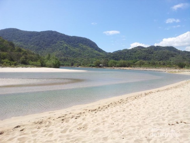 Satu Lagi yang Cantik dari Sumbawa: Pantai Baha Baha