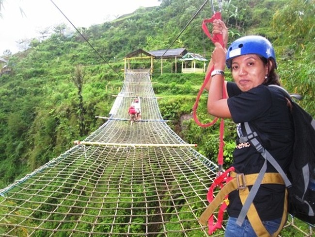 Seberangi Jembatan Tali Demi Dapatkan View Cantik
