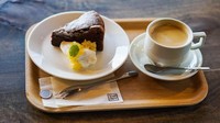 Mengisi energi dengan kopi setelah berkeliling Ine