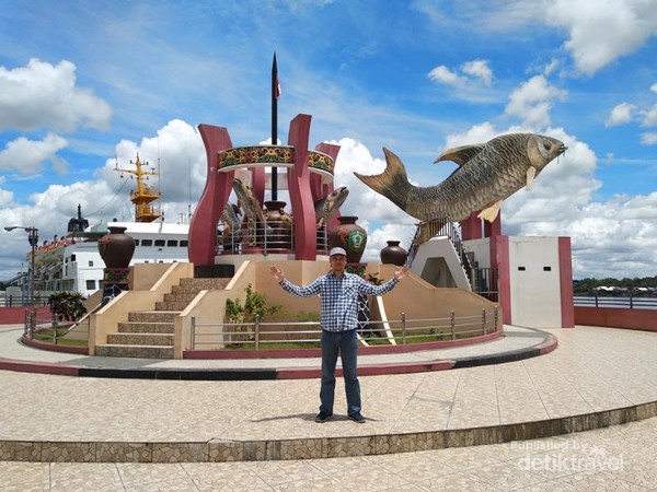 Berfoto di Tugu Jelawat yang merupakan landmark Kota Sampit.