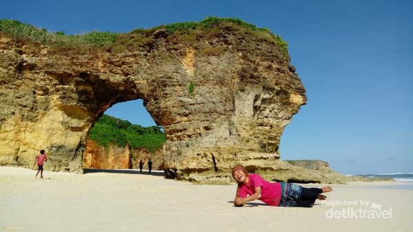 Pantai Mbawana. Pantai yang terkenal dengan tebing yang berlubang di tengah ya ini sangat wajib dikunjungi ketika berkunjung ke Sumba. Pantai Mbawana. Pantai yang terkenal dengan tebing yang berlubang di tengah ya ini sangat wajib dikunjungi ketika berkunjung ke Sumba.