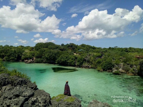 Danau Weekuri. Memilih warna air yang hijau toska dan langit yang selalu dipenuhi awan membuat Danau Weekuri menjadi sangat istimewa. Danau Weekuri. Memilih warna air yang hijau toska dan langit yang selalu dipenuhi awan membuat Danau Weekuri menjadi sangat istimewa.