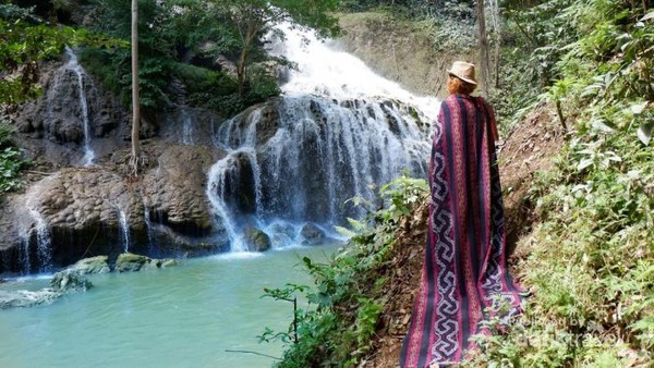 Air Terjun Laipopu. Suasana di sini sangat adem dan segar. Mandi di sini pasti enggak pengen pulang. Air Terjun Laipopu. Suasana di sini sangat adem dan segar. Mandi di sini pasti enggak pengen pulang.