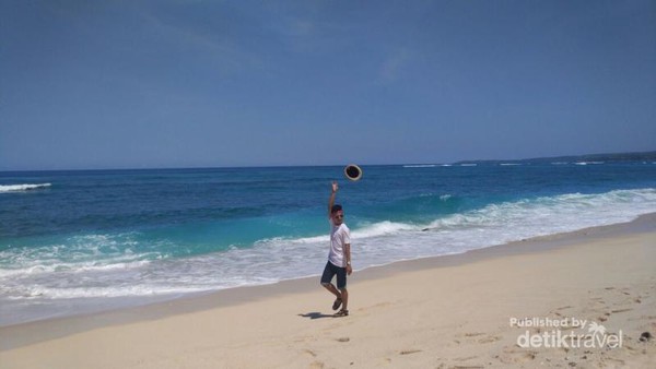 Pantai Marosi. Memiliki pasir putih dan lembut, pantai ini cocok untuk lari-lari menghilangkan penat. Pantai Marosi. Memiliki pasir putih dan lembut, pantai ini cocok untuk lari-lari menghilangkan penat.