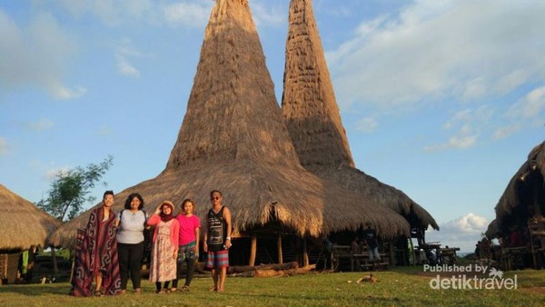 Rumah Adat Ratenggaro. Di sini pengunjung bisa berfoto di depan rumah khas Sumba. Selain itu di bagian belakang desa ini, terdapat Pantai Ratenggaro yang sangat indah. Rumah Adat Ratenggaro. Di sini pengunjung bisa berfoto di depan rumah khas Sumba. Selain itu di bagian belakang desa ini, terdapat Pantai Ratenggaro yang sangat indah.