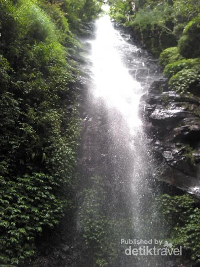 Segarnya Air Terjun Dlundung di Mojokerto
