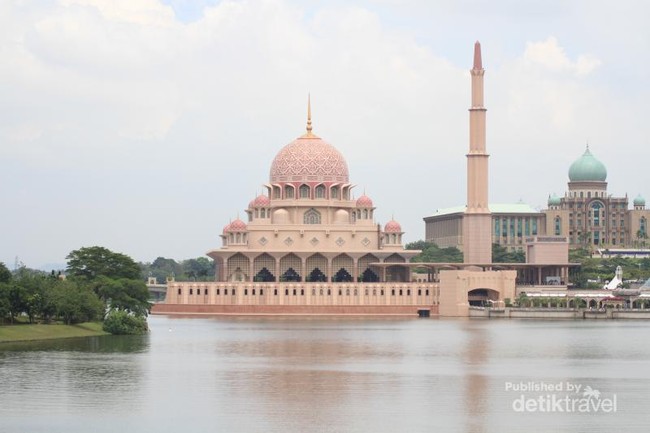 Selain Petronas, Malaysia Juga Punya Masjid Pink Cantik
