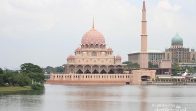 Selain Petronas, Malaysia Juga Punya Masjid Pink Cantik