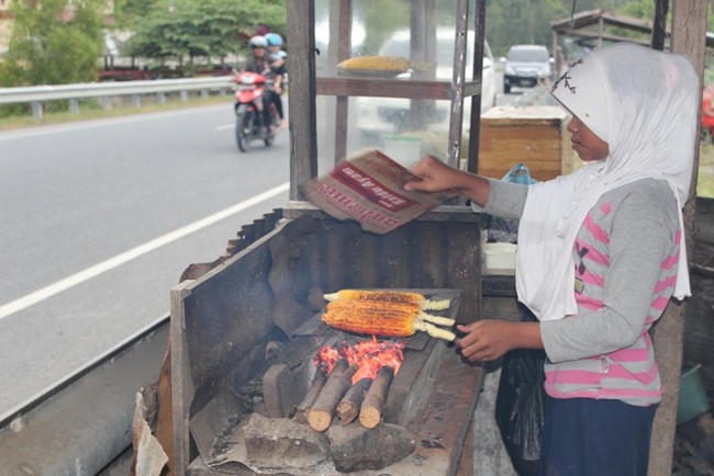 Senja & Jagung Bakar, Paduan Sempurna di Pantai Lhoknga Aceh