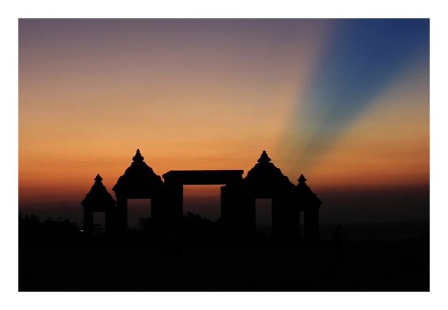 Senja Merah Menyala di Candi Ratu Boko