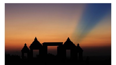 Senja Merah Menyala di Candi Ratu Boko