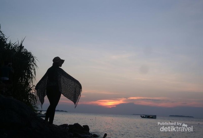 Senja Tenggelam di Pantai Tanjung Gelam