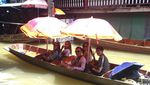Sensasi Belanja di Pasar Terapung Thailand