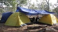 Kami mendirikan tiga tenda dan dinaungi flysheet di atasnya