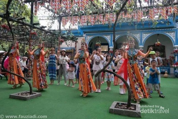 Seperti TMII di Jakarta, di sini terdapat bangunan-bangunan etnik China, yang jumlahnya sekitar 57 bangunan. Di samping itu terdapat juga 10 pertunjukan yang dilaksanakan di jam-jam tertentu. Sperti gambar di atas itu adalah pertunjukan Seperti TMII di Jakarta, di sini terdapat bangunan-bangunan etnik China, yang jumlahnya sekitar 57 bangunan. Di samping itu terdapat juga 10 pertunjukan yang dilaksanakan di jam-jam tertentu. Sperti gambar di atas itu adalah pertunjukan