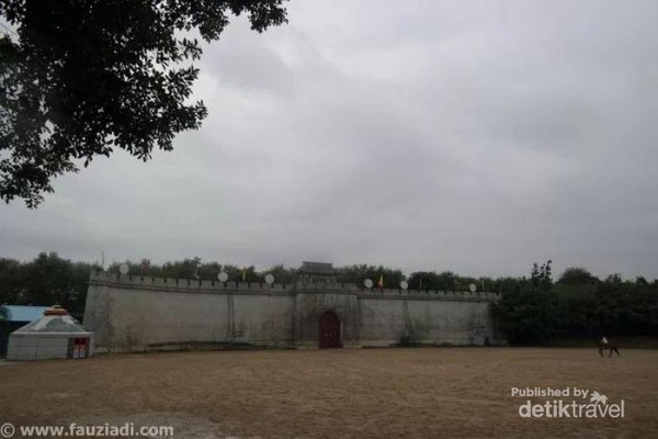 Arena pertunjukan Genghis Kahn. Sayangnya saya sampai di sana ketika pertunjukannya sudah usai sehingga tidak sempat menikmati simulasi adegan peperangan Genghis Kahn. Arena pertunjukan Genghis Kahn. Sayangnya saya sampai di sana ketika pertunjukannya sudah usai sehingga tidak sempat menikmati simulasi adegan peperangan Genghis Kahn.