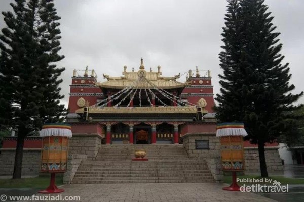 Lamasary. Merupakan bangunan peribadatan para penganut ajaran Lamaism. Lamaism sendiri merupakan cabang dari ajaran Budhism yang kebanyakan dianut oleh orang-orang Tibet dan Mongol. Lamaism merupakan kombinasi antara agama Budha dan kepercayaan lokal Lamasary. Merupakan bangunan peribadatan para penganut ajaran Lamaism. Lamaism sendiri merupakan cabang dari ajaran Budhism yang kebanyakan dianut oleh orang-orang Tibet dan Mongol. Lamaism merupakan kombinasi antara agama Budha dan kepercayaan lokal