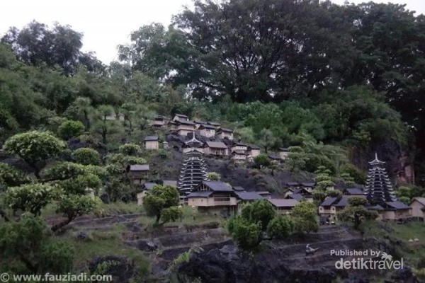 Ada juga lokasi khusus yang hanya berisi miniatur-miniatur tempat wisata terkenal di Tiongkok, seperti Great Wall, Imperial Palace, Patung Teracota, Stone Forest, Sungai Li, Potala Palace, hingga miniatur Masjid Id Kah di Xinjiang Ada juga lokasi khusus yang hanya berisi miniatur-miniatur tempat wisata terkenal di Tiongkok, seperti Great Wall, Imperial Palace, Patung Teracota, Stone Forest, Sungai Li, Potala Palace, hingga miniatur Masjid Id Kah di Xinjiang