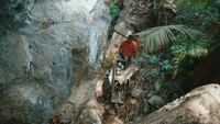 Tampak dari atas tebing gua sebuah peti terbuat dari kayu dengan tumpukan tengkorak