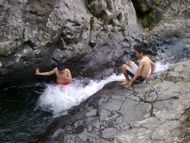 Seru! Loncat Indah di Air Terjun Baturaden