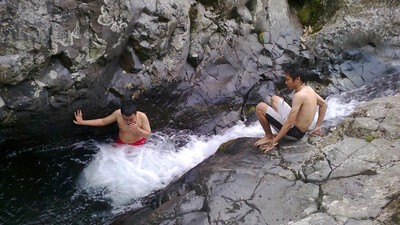 Seru! Loncat Indah di Air Terjun Baturaden