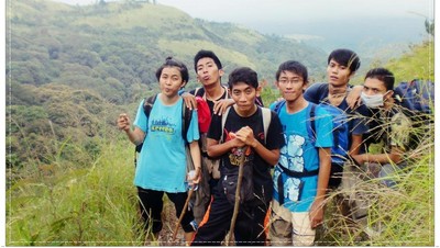 Seru! Ramai-ramai Mendaki Gunung Arjuno Malang