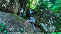 trek memanjat bebatuan (dengan alat bantu berupa tali tambang) adalah salah satu rute trekking menuju puncak gunung api purba Ngelanggeran