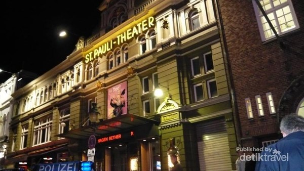 Gedung teater di St Pauli yang menyajikan  pertunjukan normal untuk semua umur