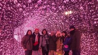 Di bawah kerlap kerlip lampu romantis