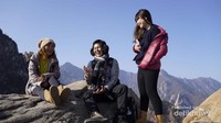 Keceriaan setelah berhasil mencapai puncak Mount Seorak