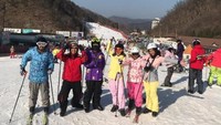 Muka bahagia nyobain ski di alam terbuka