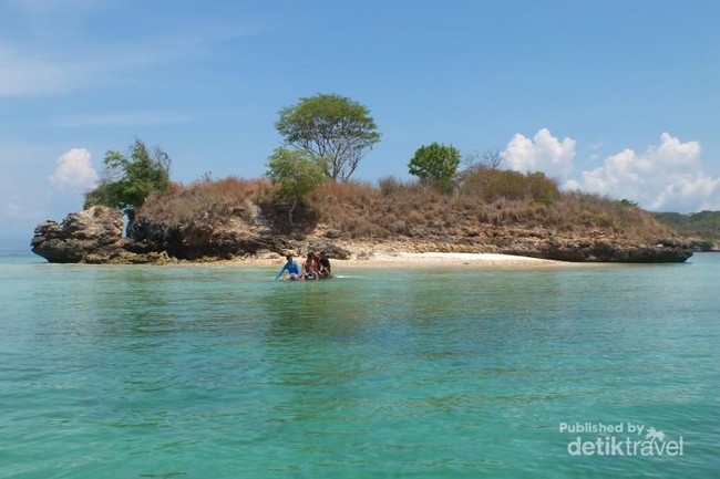 Serunya Snorkeling di Pantai Pink Lombok