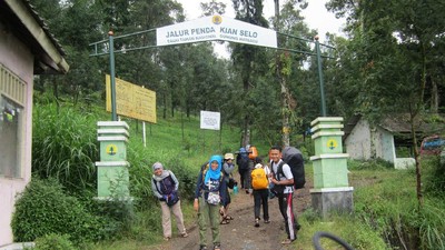 Serunya Wisuda di Puncak Gunung Merbabu