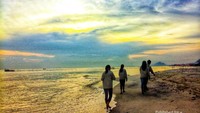 berjalan di pinggir pantai