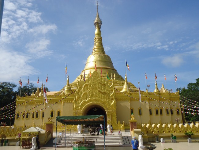 Ssst! Brastagi Punya Pagoda Emas Seperti di Myanmar