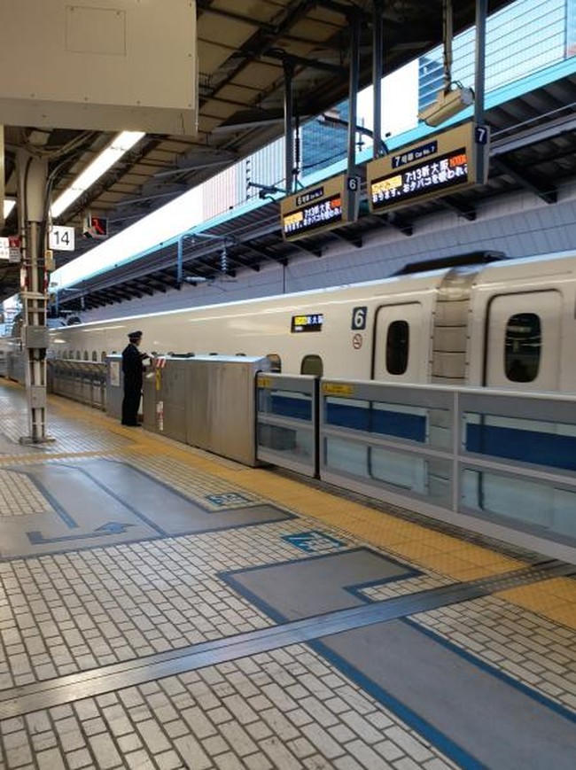Stasiun Kereta Tersibuk di Jepang, Tapi Bersih Ya