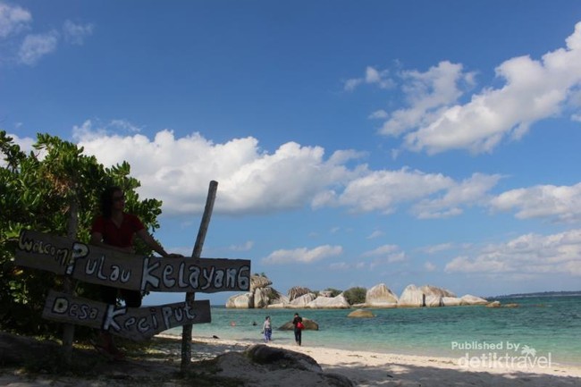 Suasana Mesra Pantai Pulau Kelayang yang Bikin Betah