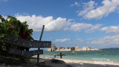 Suasana Mesra Pantai Pulau Kelayang yang Bikin Betah