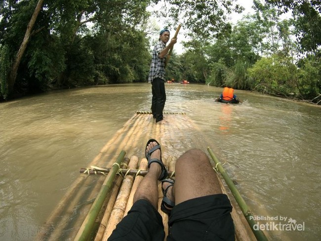 Sudah Coba Rafting dengan Bambu? Seru Habis!